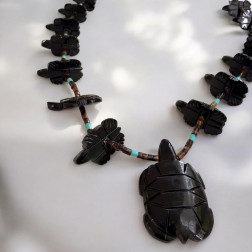 Sautoir Fetiche Tortues onyx - Sélection Mary Victoire et Cie Sautoir Fetiche Tortues onyx - Sélection Mary Victoire et Cie