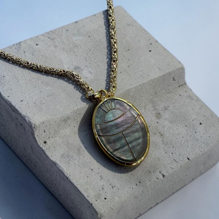 Collier Scarabée Nacre grise - Maison Gas Bijoux