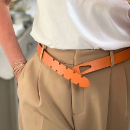 La ceinture sans boucle en cuir orange