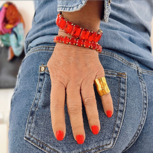Alerte rouge 🚨💄!!
Vous le savez.. toute la team Mary Victoire aime porter de la couleur ! 
Ce soir, c’est décidé, ce sera rouge passion ❤️‍🔥 !

Bracelet shine et Shine Plus à retrouver en boutique et online
-
-
-
-
#red #rouge #bracelet #shine #colorful #quemasjewels #avignon #provence #sud #jean #samedi #bijoutifuljewelry #bijoux #glam #saturdaynigjt #weekendvibes #mary_victoire_et_cie #boutique #eshop